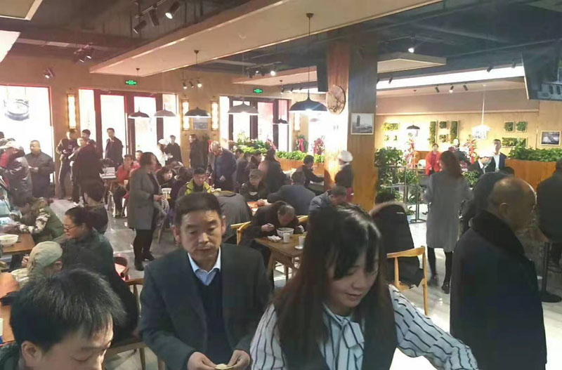 牛肉面店日均營(yíng)業(yè)額達(dá)到2.3萬(wàn)元的塞拉宮牛肉面嘉峪關(guān)店廣受好評(píng)