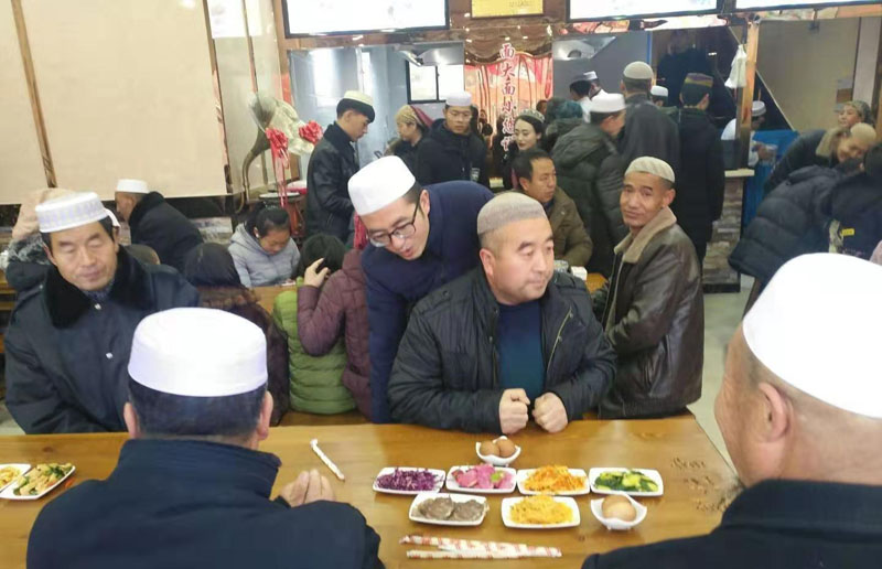 蘭州牛肉面加盟平?jīng)龅?，生意持續(xù)火爆，成為了平?jīng)霎?dāng)?shù)?受歡迎的牛肉面品牌。