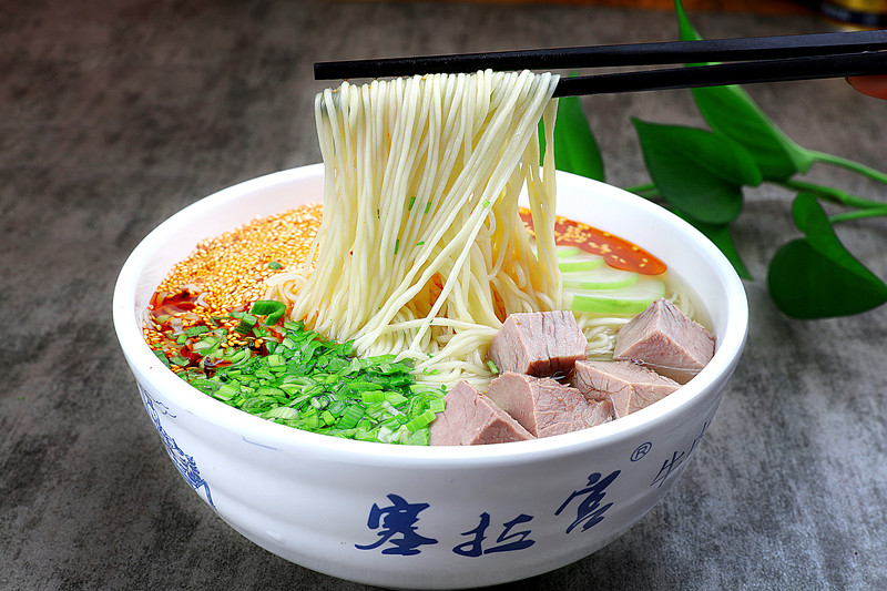 蘭州牛肉面塞拉宮正在牛肉面